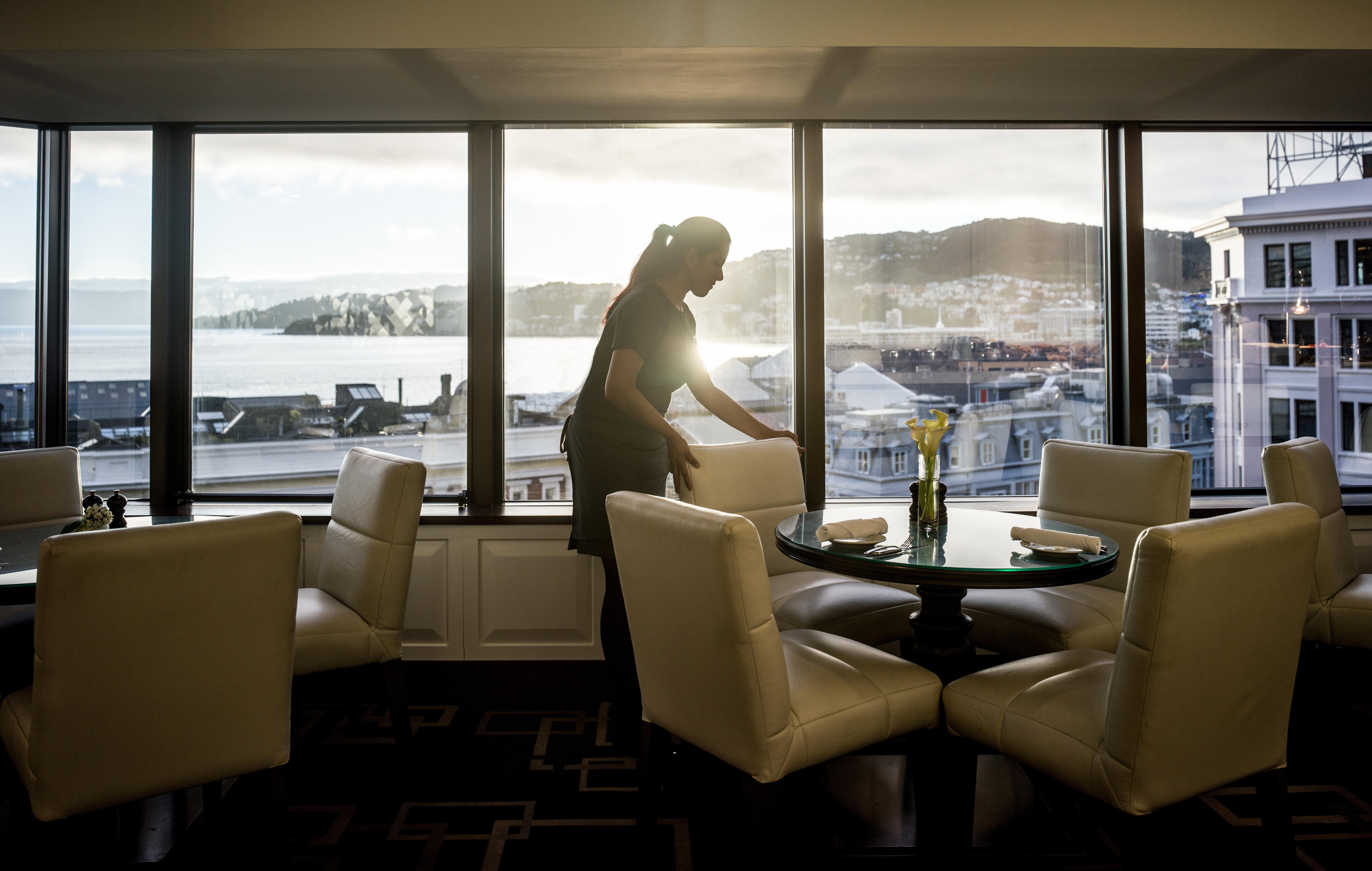 Intercontinental Wellington By Ihg Hotell Exteriör bild A hotel maid polishing a chair
