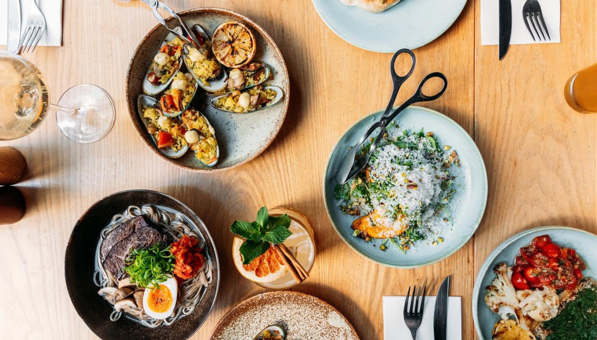 Intercontinental Wellington By Ihg Hotell Exteriör bild Dishes at the restaurant