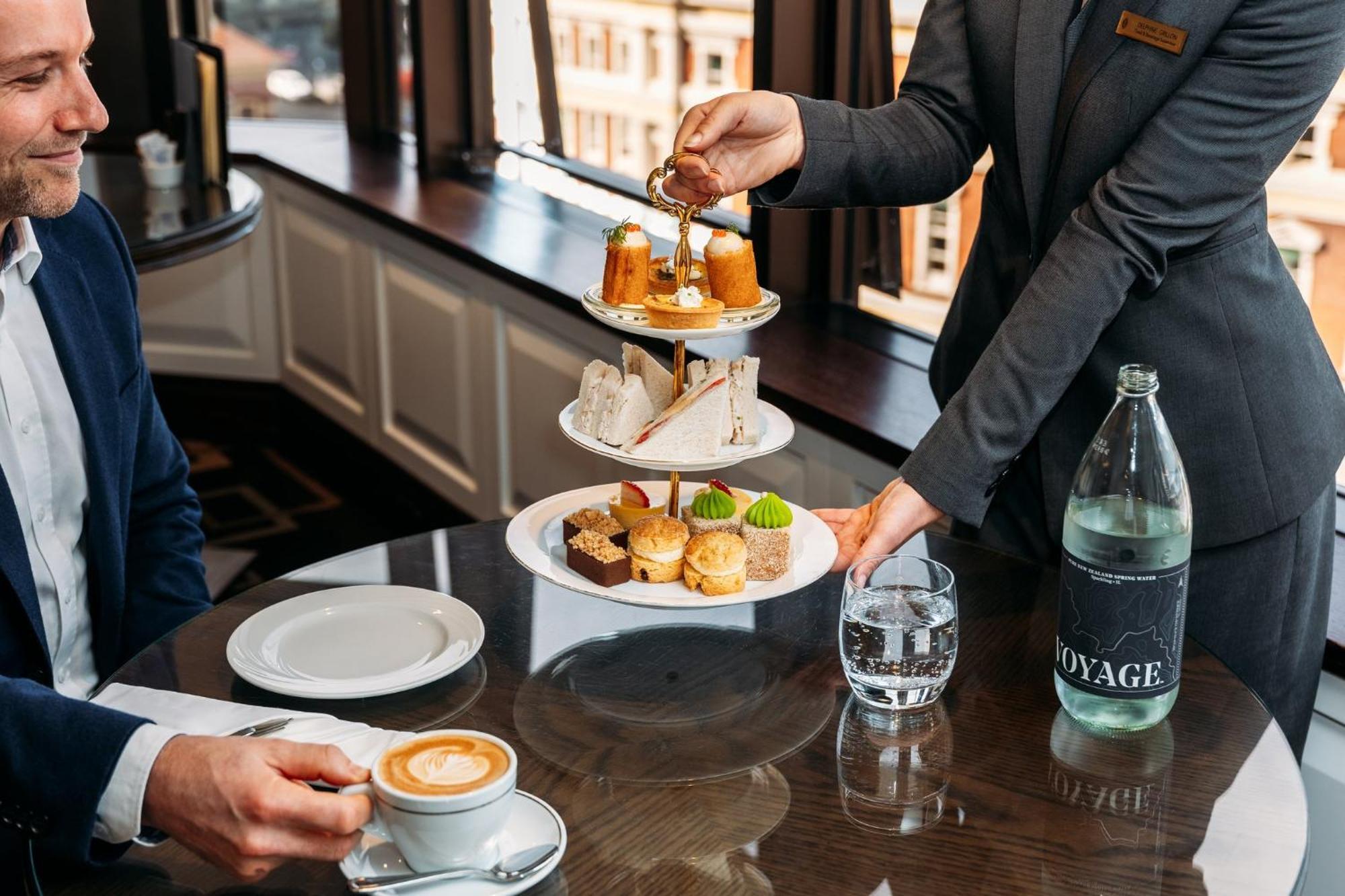 Intercontinental Wellington By Ihg Hotell Exteriör bild A butler serving afternoon tea
